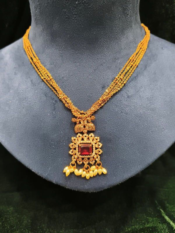 Short necklace with stone and pearl pendant