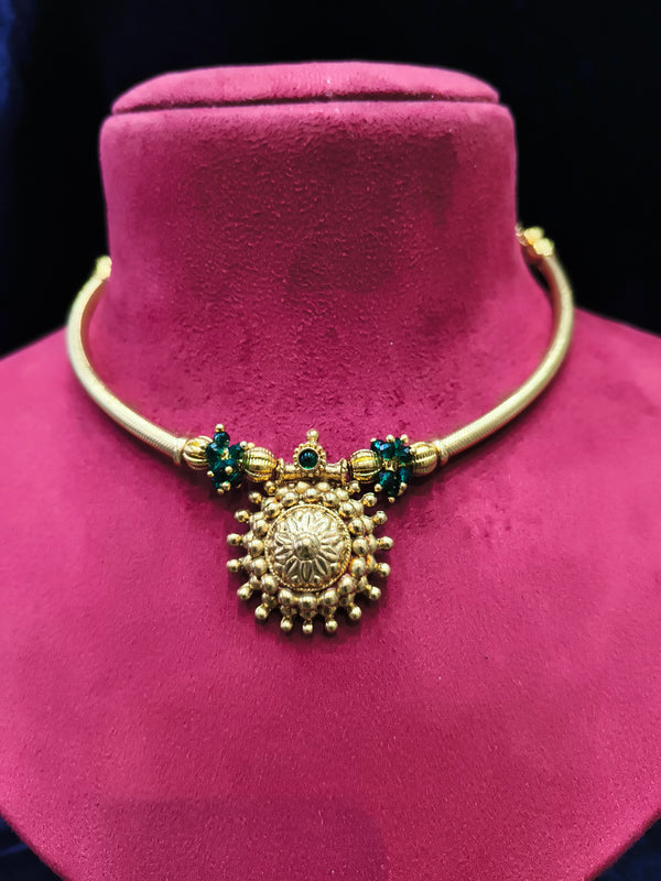 Traditional Kanthi Short Necklace With Beautiful Pendant