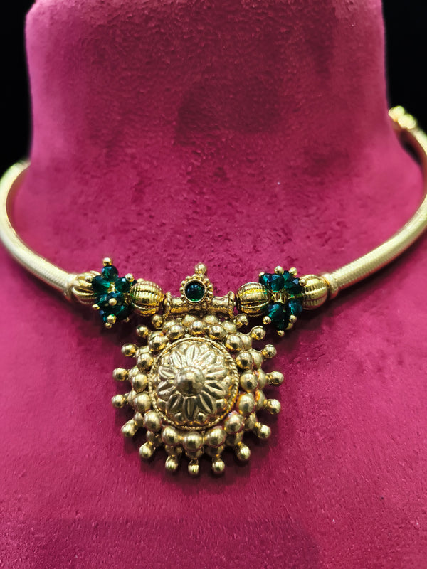 Traditional Kanthi Short Necklace With Beautiful Pendant
